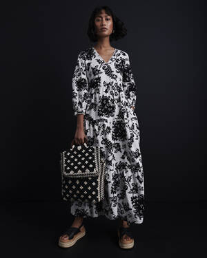 marksandspencer_SS23_LOOKBOOK_T533067U_saty s kvetovanym vzorem_2299Kc_T019803E_vzorovana kabelka_2299Kc.jpg